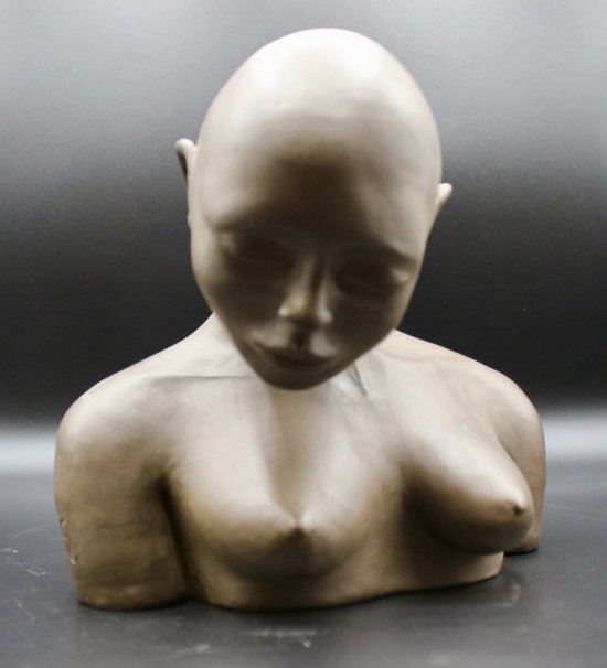 Sculpture en terre cuite jeune femme aux seins nus vers 1980