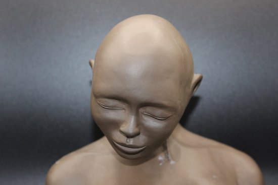 Sculpture en terre cuite jeune femme aux seins nus vers 1980