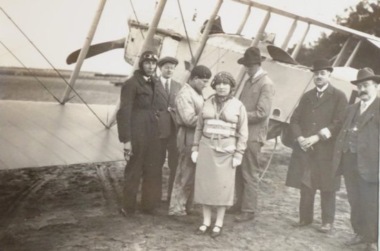 Deux Albums De Photos d'Aviation, Maryse Bastié Et Autres Aviateurs Vers 1920