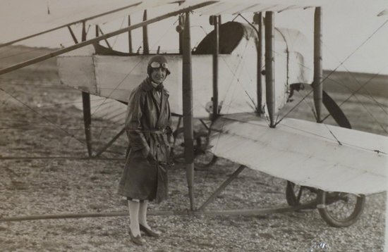 Deux Albums De Photos d'Aviation, Maryse Bastié Et Autres Aviateurs Vers 1920
