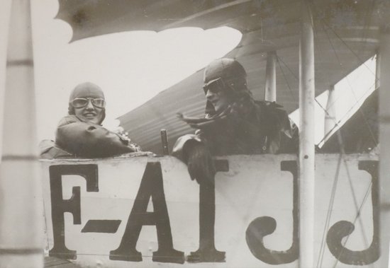 Deux Albums De Photos d'Aviation, Maryse Bastié Et Autres Aviateurs Vers 1920