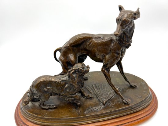 Tierbronzestatue Windhundhund und König Charles mit Fächer von Pierre-Jules Mène 19