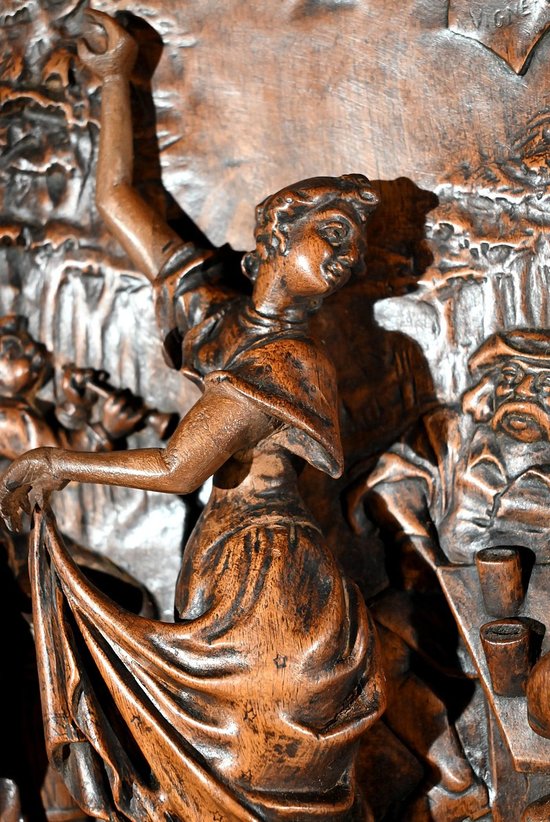 Tableau Sculpté en Noyer Massif – Fin XIXe