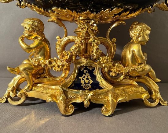 Very Important Table Centerpiece in gilt bronze and blue from Sévres XIXth Napoleon III in Louis XV style, rockery