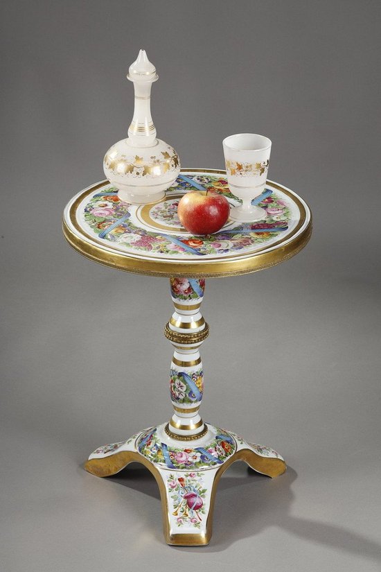 Table guéridon en Porcelaine "Allégorie de la musique", XIXe siècle