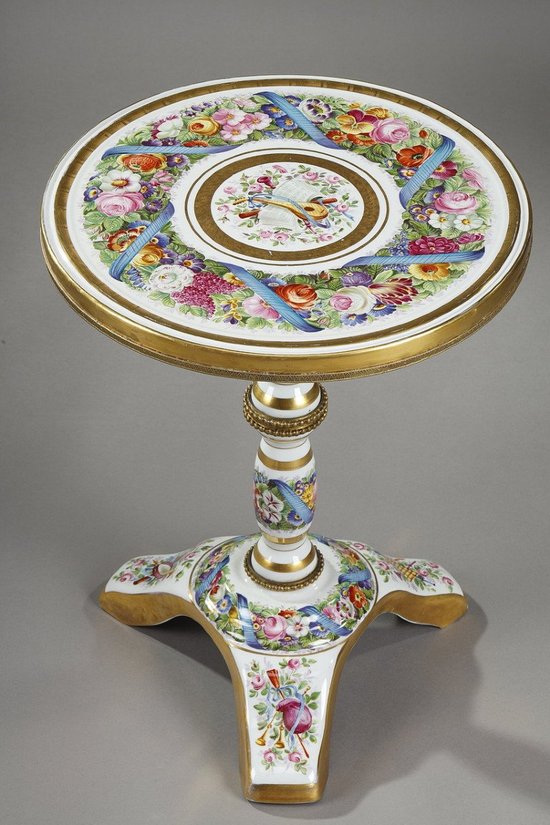 Table guéridon en Porcelaine "Allégorie de la musique", XIXe siècle