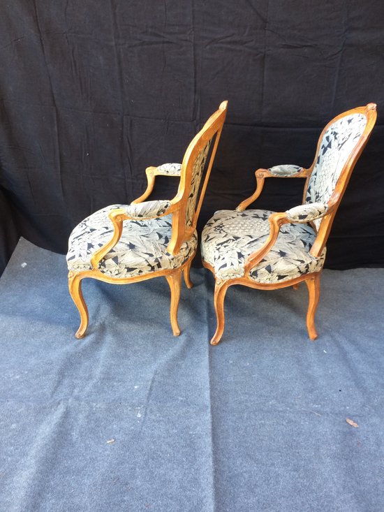 Deux fauteuils Louis XV d'époque XVIII°