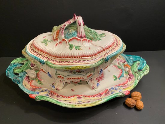 Important soup tureen and its presentation dish in Eastern earthenware