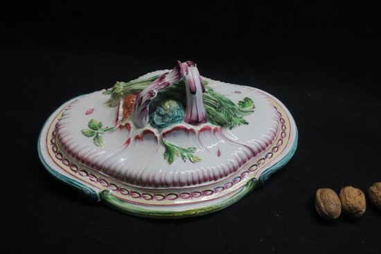 Important soup tureen and its presentation dish in Eastern earthenware