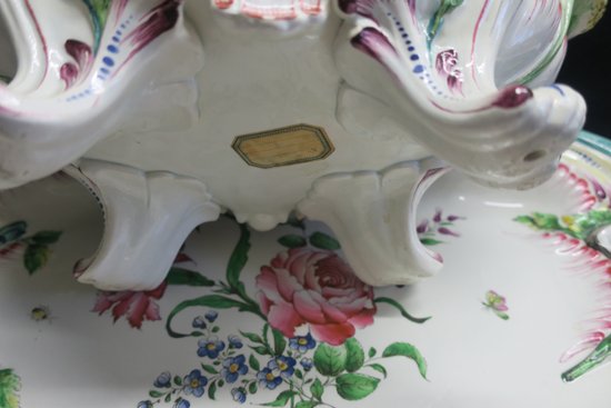Important soup tureen and its presentation dish in Eastern earthenware