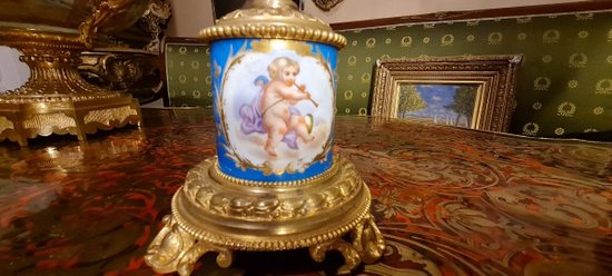 Sèvres-Porzellanuhr, vergoldete Bronzemontierung von Napoleon III