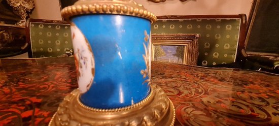 Sèvres-Porzellanuhr, vergoldete Bronzemontierung von Napoleon III