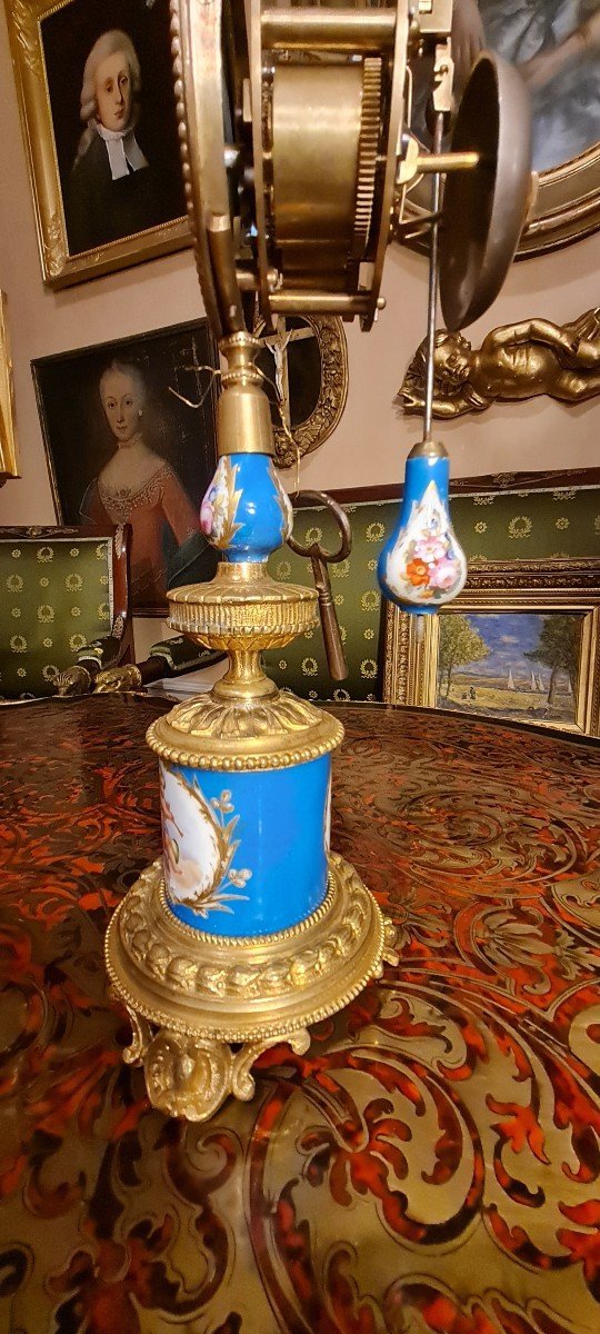 Sèvres-Porzellanuhr, vergoldete Bronzemontierung von Napoleon III