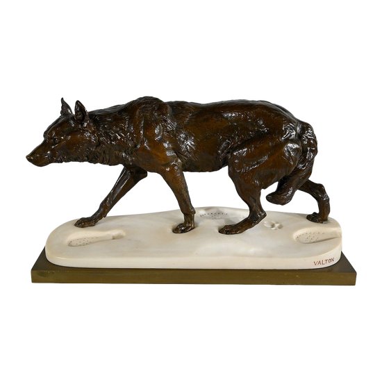 Bedeutende Bronze „Wolf walking in the snow“ von C. Valton – Ende des 19. Jahrhunderts