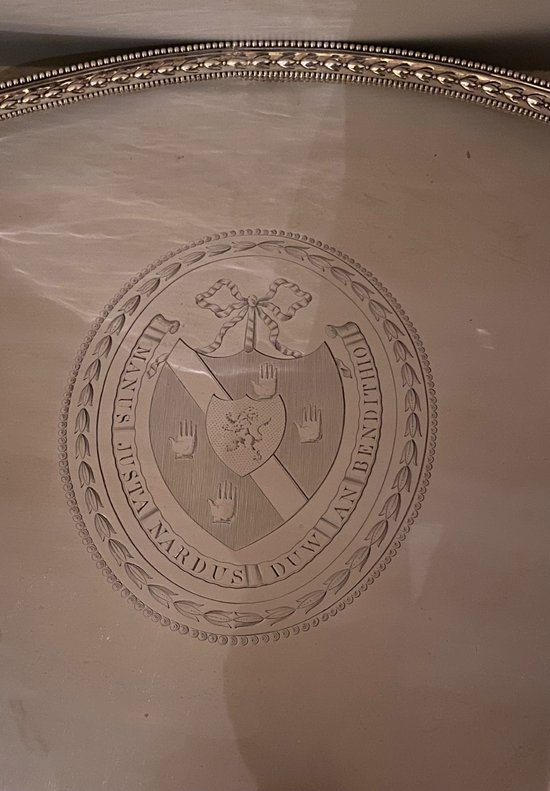 VASSOIO IN ARGENTO MASSICCIO XVII