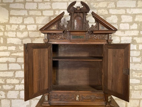 RENAISSANCE BUFFET MIT ZWEI LEICHEN IN NUSSBAUM Ende des 18. Jahrhunderts