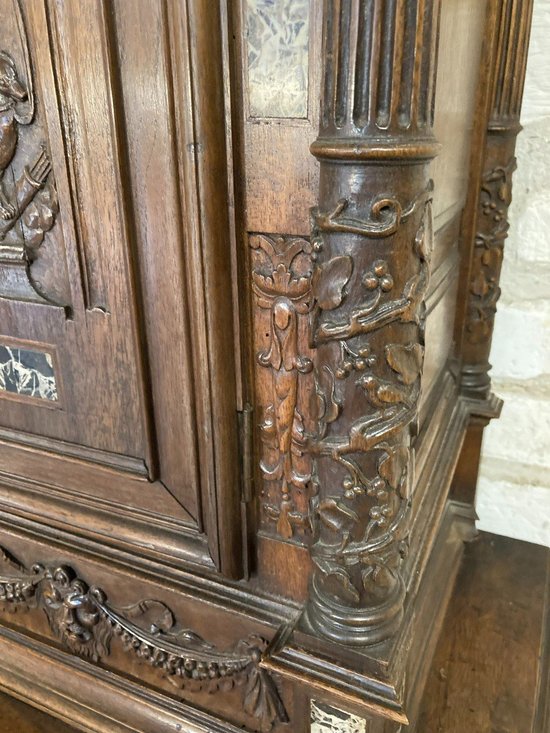RENAISSANCE BUFFET MIT ZWEI LEICHEN IN NUSSBAUM Ende des 18. Jahrhunderts