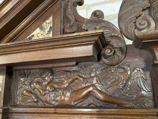 RENAISSANCE BUFFET MIT ZWEI LEICHEN IN NUSSBAUM Ende des 18. Jahrhunderts