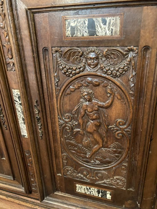 RENAISSANCE BUFFET MIT ZWEI LEICHEN IN NUSSBAUM Ende des 18. Jahrhunderts