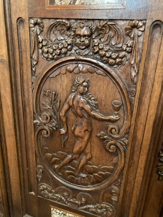 RENAISSANCE BUFFET MIT ZWEI LEICHEN IN NUSSBAUM Ende des 18. Jahrhunderts