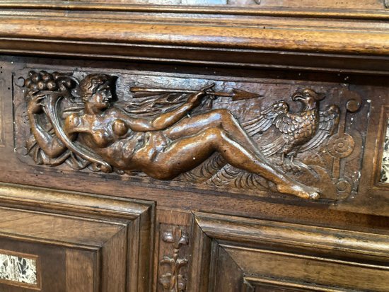 RENAISSANCE BUFFET MIT ZWEI LEICHEN IN NUSSBAUM Ende des 18. Jahrhunderts