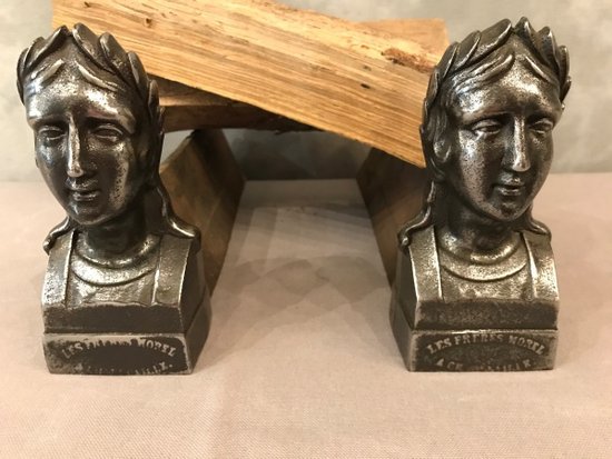 Paire De Chenets Anciens En Fonte Poli D’époque 19ème