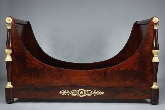 Grande letto a barca in mogano massiccio di epoca Impero