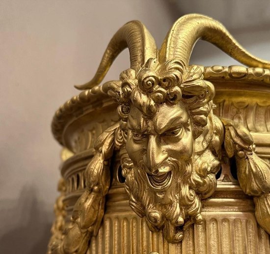 IMPORTANTE JARDINIERE DE TABLE XIXème bronze doré Napoléon à décor de mascarons