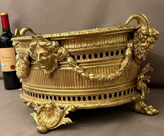 IMPORTANTE JARDINIERE DE TABLE XIXème bronze doré Napoléon à décor de mascarons