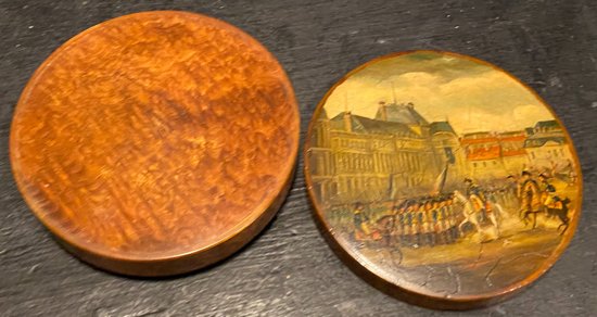 Small round box decorated with a military scene