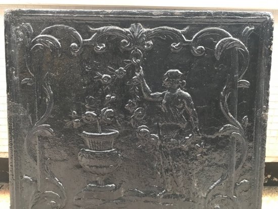 Plaque De Cheminée Ancienne En Fonte Noircie D’époque 18 ème