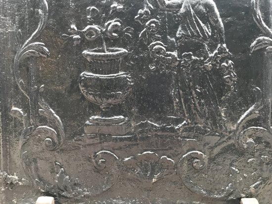 Plaque De Cheminée Ancienne En Fonte Noircie D’époque 18 ème