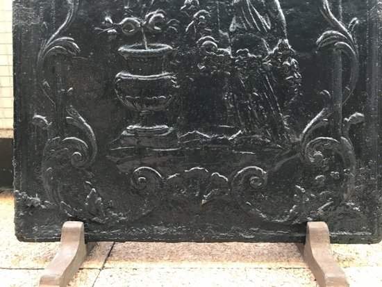 Plaque De Cheminée Ancienne En Fonte Noircie D’époque 18 ème