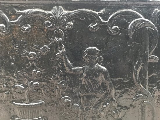 Plaque De Cheminée Ancienne En Fonte Noircie D’époque 18 ème