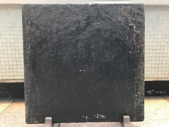 Plaque De Cheminée Ancienne En Fonte Noircie D’époque 18 ème