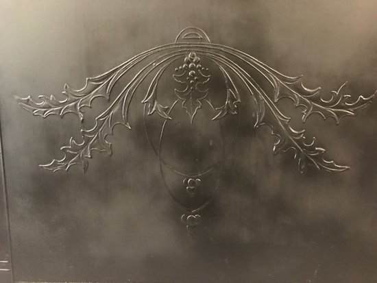 Kaminschirm aus bemaltem Blech aus der Zeit um 1900