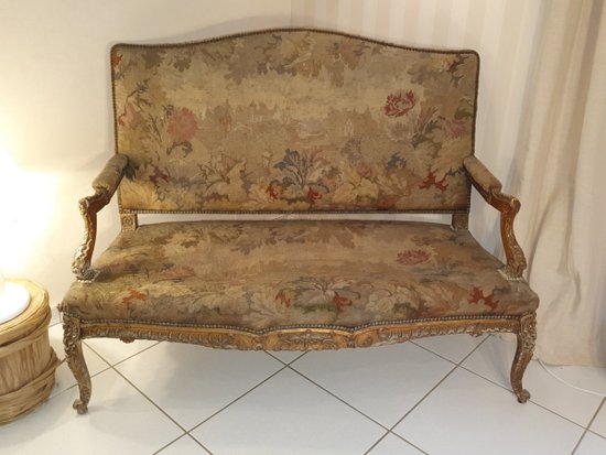 Sofa Doré Régence, Wandteppich Au Pont