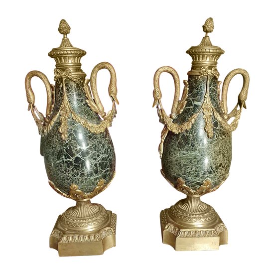 Paire De Pot Couvert En Marbre Et Bronze Style Louis XVI