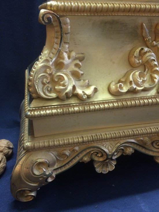 Royal" clock in gilded bronze, 44 cm high