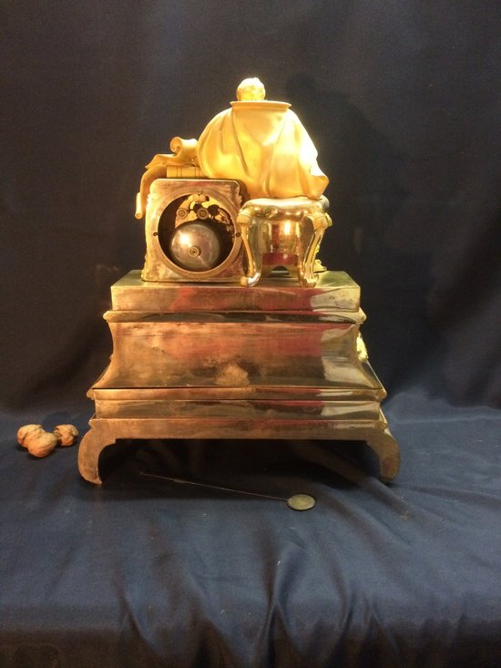 Royal" clock in gilded bronze, 44 cm high