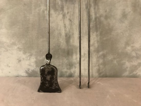 Set di una pala e di un morsetto in ferro e bronzo lucido del XIX secolo