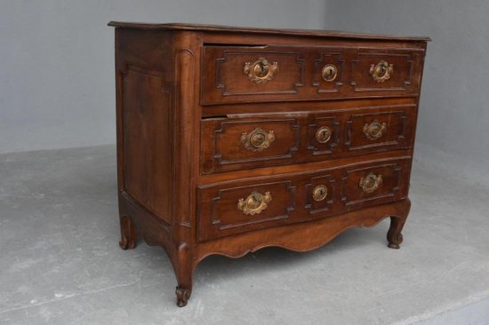 Commode Galbée  En Noyer époque XVIIIème à 3 Tiroirs Pieds Escargots