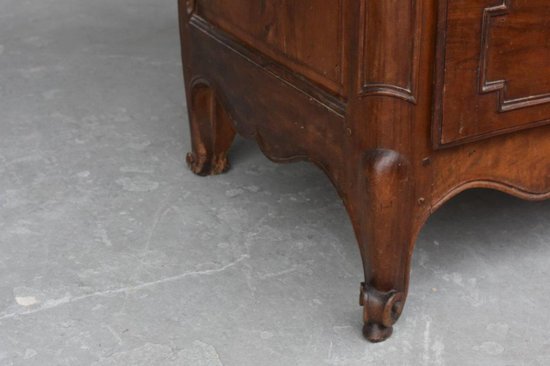 Commode Galbée  En Noyer époque XVIIIème à 3 Tiroirs Pieds Escargots