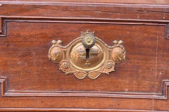 Commode Galbée  En Noyer époque XVIIIème à 3 Tiroirs Pieds Escargots