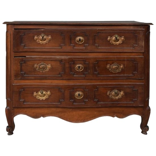Commode Galbée  En Noyer époque XVIIIème à 3 Tiroirs Pieds Escargots