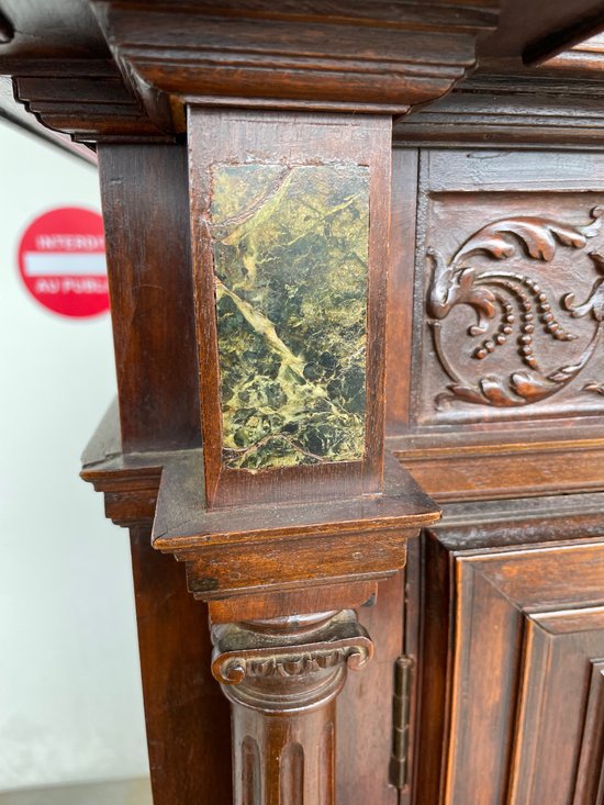 Credenza in noce in stile rinascimentale Fine del XIX secolo