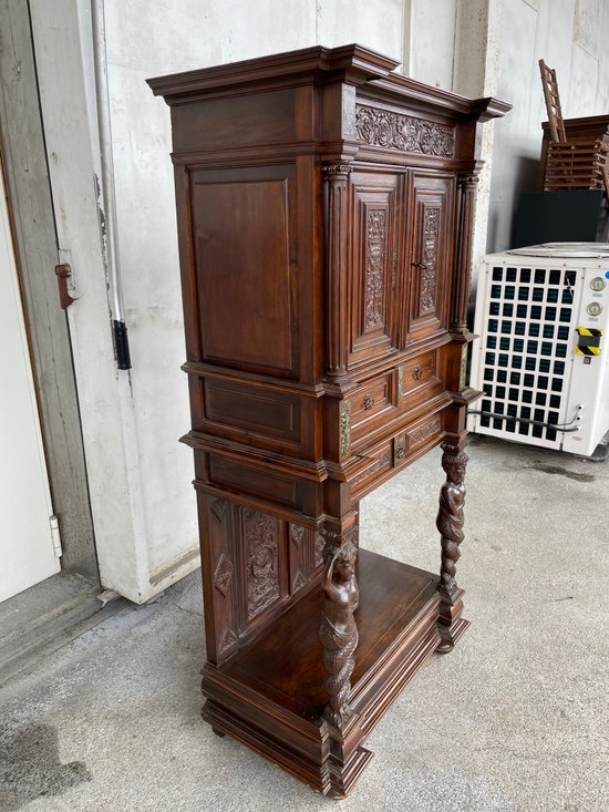 Credenza in noce in stile rinascimentale Fine del XIX secolo