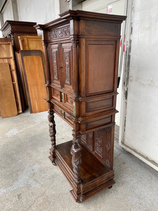 Credenza in noce in stile rinascimentale Fine del XIX secolo
