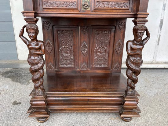 Credenza in noce in stile rinascimentale Fine del XIX secolo
