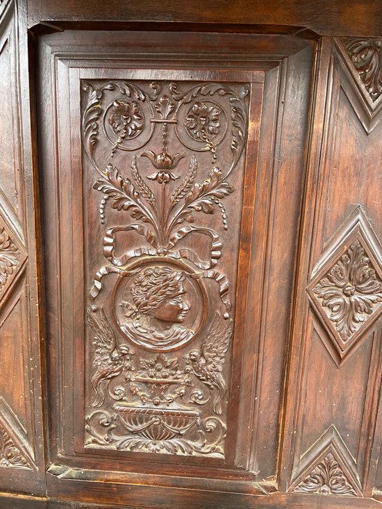 Credenza in noce in stile rinascimentale Fine del XIX secolo